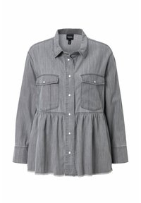 Camicia in denim grigia con maniche lunghe, bottone frontale, due tasche sul petto e vita arricciata per un effetto peplum.