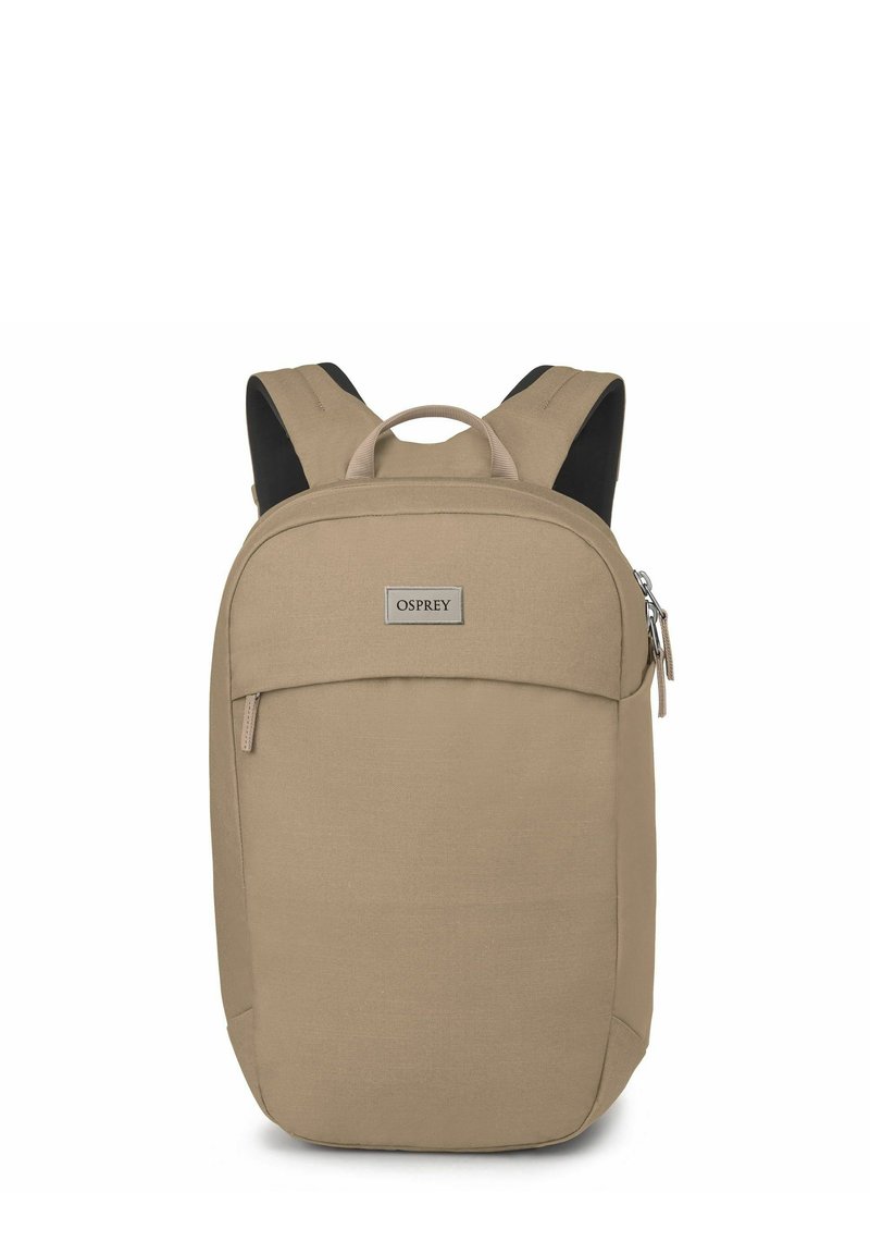 Sac à dos en tissu beige avec des bretelles rembourrées, une poignée supérieure et une poche zippée à l'avant. Caractéristiques de forme rectangulaire et de conception durable.