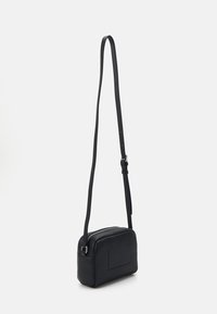 Borsa a tracolla nera in pelle con forma rettangolare, tracolla regolabile e chiusura a zip. Presenta una texture liscia e un design minimalista.