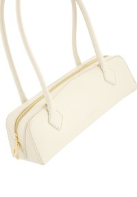 Cremfarbene Handtasche mit zwei länglichen Riemen, einer strukturierten Oberfläche, einem goldenen Reißverschluss und einer geometrischen Form. Verfügt über ein prägendes Logo an der Seite.