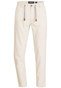 Pantalon décontracté pour homme couleur écrue avec bouton, fermeture éclair, passants de ceinture, et cordon noir et blanc avec embouts marron à la taille.