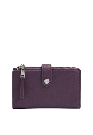 Fioletowy skórzany portfel z kieszonką na zamek błyskawiczny i zapięciem na zatrzask na białym tle.