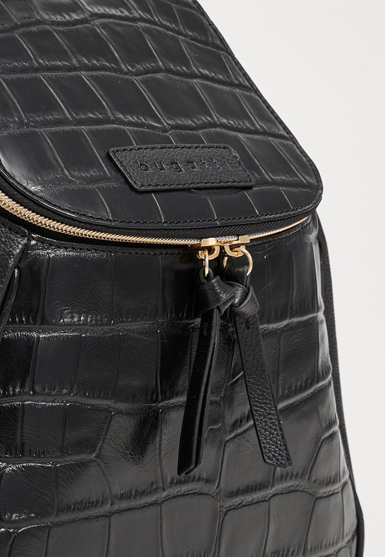 Zaino in pelle nera con texture a coccodrillo, zip dorata, due tiranti in pelle e logo del marchio impresso sul cappuccio anteriore.