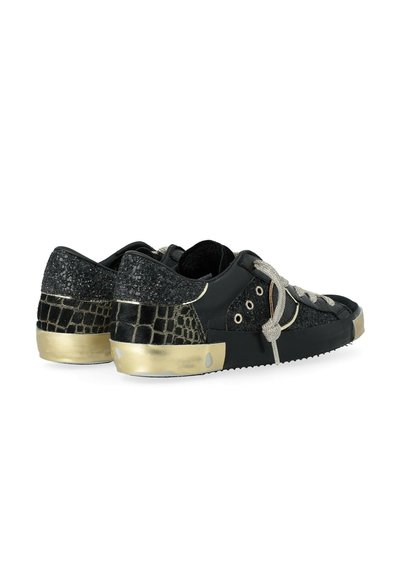 Sneaker nere basse con glitter texture, motivo coccodrillo sui talloni, suole metalliche dorate e lacci argentati, viste da un'angolazione posteriore.