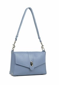 Lichtblauwe leren handtas met een gestructureerd ontwerp, omvouwbare flap en zilveren hardware. Voorzien van een afneembare schouderband.