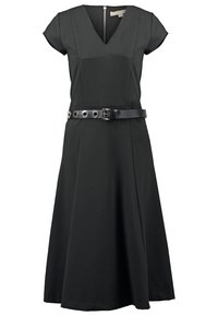 Robe noire évasée avec manches courtes, col en V, fermeture éclair visible dans le dos et ceinture noire avec grands œillets et boucle argentée à la taille.