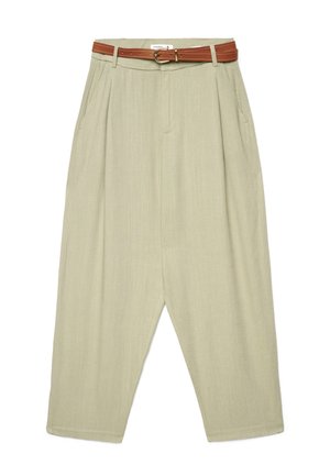 Pantaloni beige in lino a vita alta con pieghe, tasche laterali e cintura in pelle marrone con fibbia dorata.