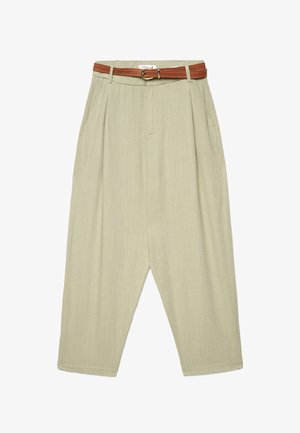 Pantaloni beige in lino a vita alta con pieghe, tasche laterali e cintura in pelle marrone con fibbia dorata.