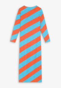 Langdurige jurk met diagonale strepen in helder oranje en blauw. Gemaakt van zachte stof met een ronde halslijn en een ontspannen pasvorm.