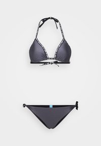 Sivý bikiny set s trojuholníkovým vrchom so vzorovanými ramienkami a zodpovedajúcimi spodnými časťami so šnúrkami na bokoch a modrým akcentom. Hladká textúra.