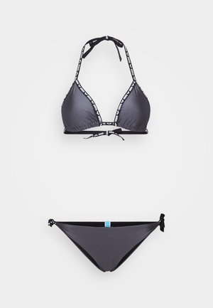 Conjunto de biquíni cinza com parte de cima triangular com alças estampadas e parte de baixo combinando com laços laterais e um detalhe azul. Textura suave.