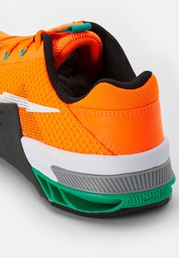 Nike Performance METCON 7 UNISEX - Sapatilha de treino - total orange/white-dark smoke grey-clear particle grey-black