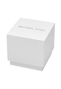 Boîte blanche avec une finition texturée, arborant un logo en relief « MICHAEL KORS » argenté sur le dessus, de forme carrée, et un couvercle supérieur.