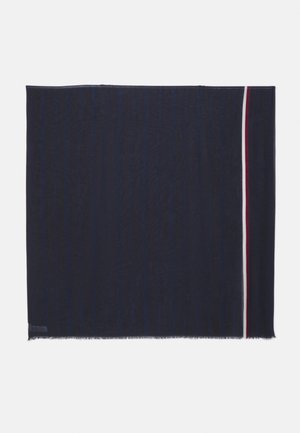 Écharpe rectangulaire bleu marine foncé avec de fines rayures verticales rouges et blanches près d’un bord et des extrémités légèrement effilochées.