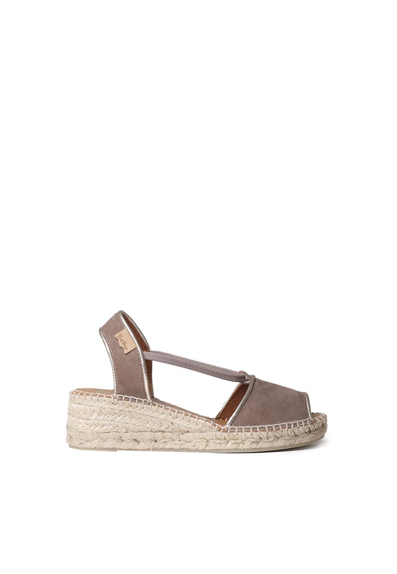 Bruna mocka espadrillosandaler med öppen tå, justerbar rem, vävd jutesula och silverdetaljer på sidorna, med rund klack.