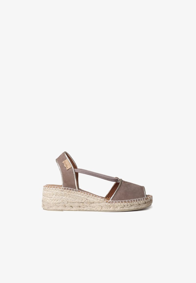 Smeđe suede espadrile s otvorenim prstima, podesivim remenom, tkanim jutenim potplatom i srebrnim detaljima sa strane, s zaobljenim potpeticama.