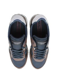 Ciemnoniebieskie i brązowe sneakersy z siateczkową i syntetyczną cholewką, teksturowanymi detalami, okrągłymi sznurówkami, wyściełanym kołnierzem i logo na języku.