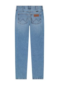 Vaqueros de mezclilla azul claro vistos desde atrás con dos bolsillos, diseño de "W" cosido y una etiqueta de cuero marrón de Wrangler en el bolsillo derecho.