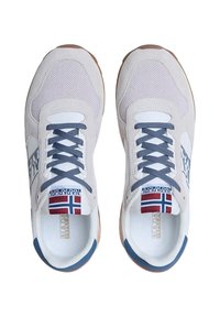 Scarpe da ginnastica grigio chiaro in mesh e suede, con lacci blu, un accento con bandiera sulla linguetta e suola in gomma.