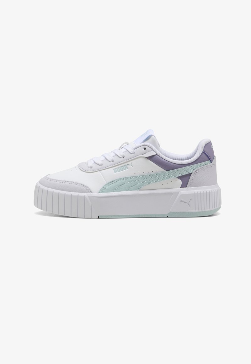 Baskets Puma blanches basses avec une bande vert pastel, des accents lavande, une semelle épaisse et une fermeture à lacets, vues de profil droit.