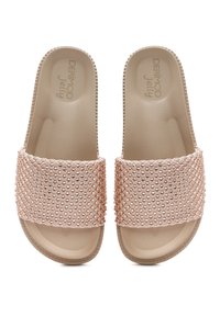 Gel-slide sandalen met een textuur in blush bovenkant met verhoogde stippen, een gladde beige voetbed en een ronde, gevoerde teenruimte.