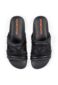 Schwarze Sandalen mit strukturiertem Sohlen, ausgestattet mit einem breiten Banddesign und Kreuzriemen aus gewebtem Material, akzentuiert mit einem braunen Etikett.