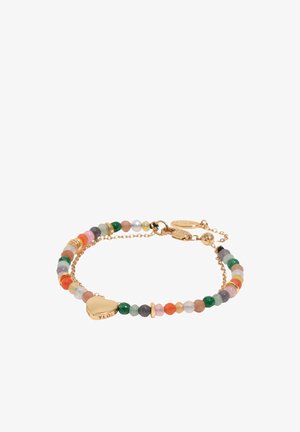 Jemný náramok s korálkami s viacfarebnými malými okrúhlymi kameňmi, zlatým reťazcom a zlatým príveskom v tvare srdca s vyrytým textom.