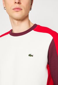 Lacoste ELEVATED COLORBLOCK - Sudadera - flour/red-spleen