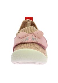 Zapato infantil rosa con parte superior de tela texturizada, que presenta un lindo diseño de cara de ratón, punta redondeada, elástico a los lados y una tira roja en la parte trasera. Suela blanca.