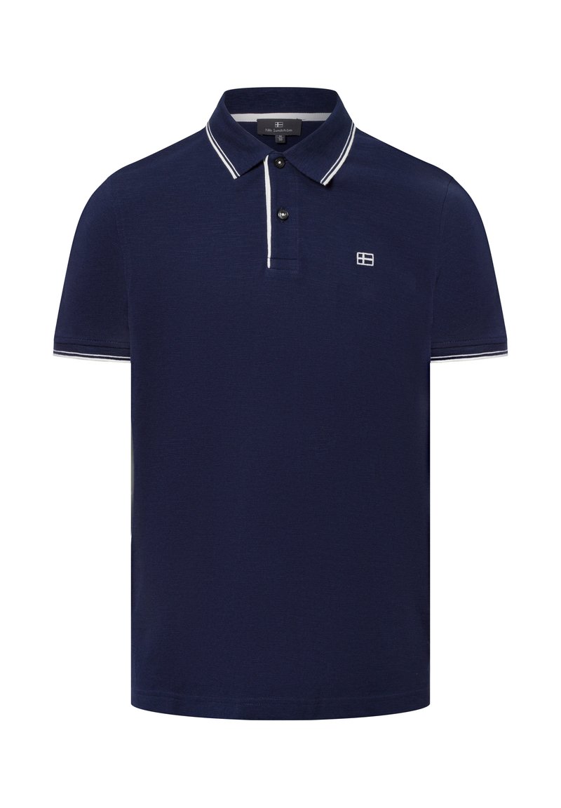 Granatowa koszulka polo z białymi paskami na kołnierzyku i rękawach, z zapięciem na dwa guziki oraz małym logo na lewej piersi.