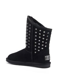 Crne antilop čizme do gležnja sa srebrnim zakovicama, zaobljenim vrhom i ravnim gumenim đonom; sadrže srebrni oznaku brenda sa strane.