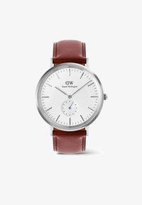 Reloj de pulsera de metal plateado con un dial blanco texturizado, correa de cuero marrón y subdial azul. Presenta indicadores de hora delgados y agujas simples.