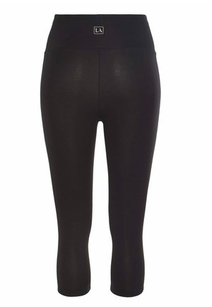 Leggings capri negros con una cinturilla ancha y un pequeño logo. La tela tiene una textura suave y un diseño ajustado.