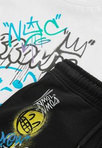 Next GRAPHIC AND SET - Shorts - white black graffiti