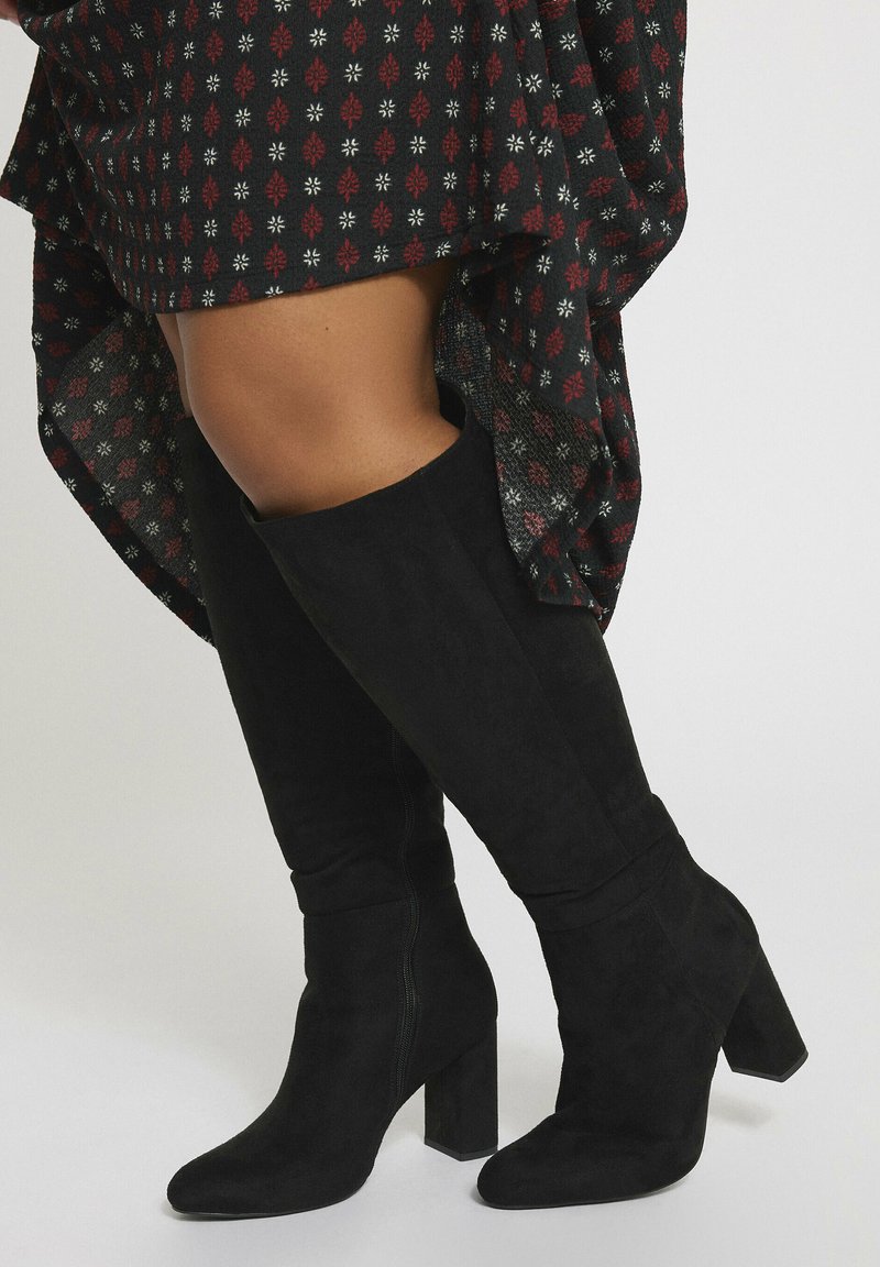 Czarne zamszowe botki do kolan z masywnym kwadratowym obcasem i dopasowanym fasonem, z gładką teksturą i bez widocznych elementów metalowych.