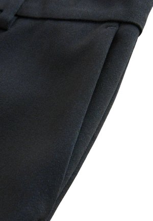 Schwarze Stoffhosen mit strukturiertem Finish, featuring einen gefalteten Bund und geradem Bein. Keine sichtbaren Muster oder Akzente.
