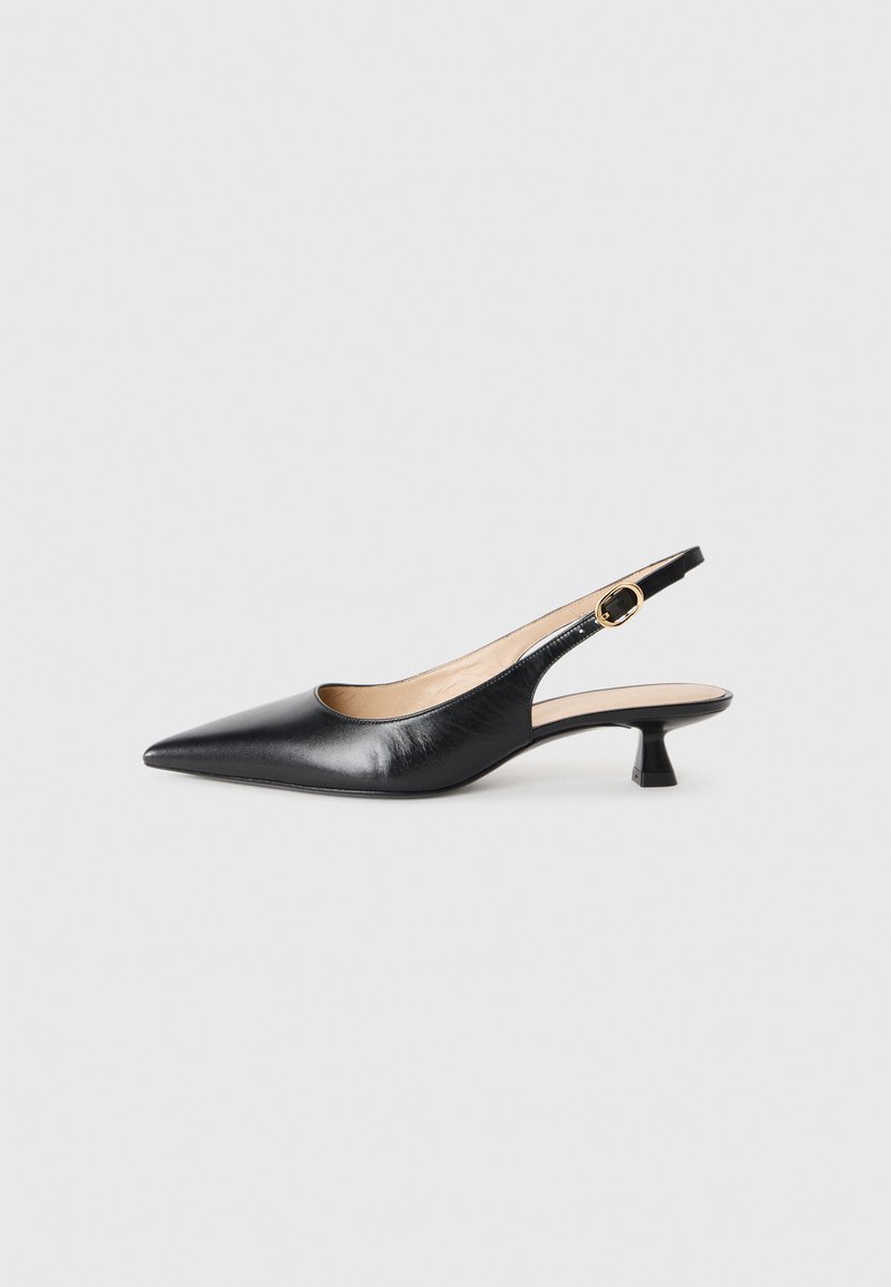 Must musta slingback kitten heel king must ja kuldne pandla külgrihmaga, valge tausta peal.