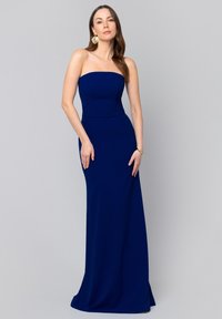 Navy blue strapless suknia wieczorowa, dopasowany krój, długość do podłogi, o gładkiej fakturze i minimalnych zdobieniach, oferująca elegancką sylwetkę.
