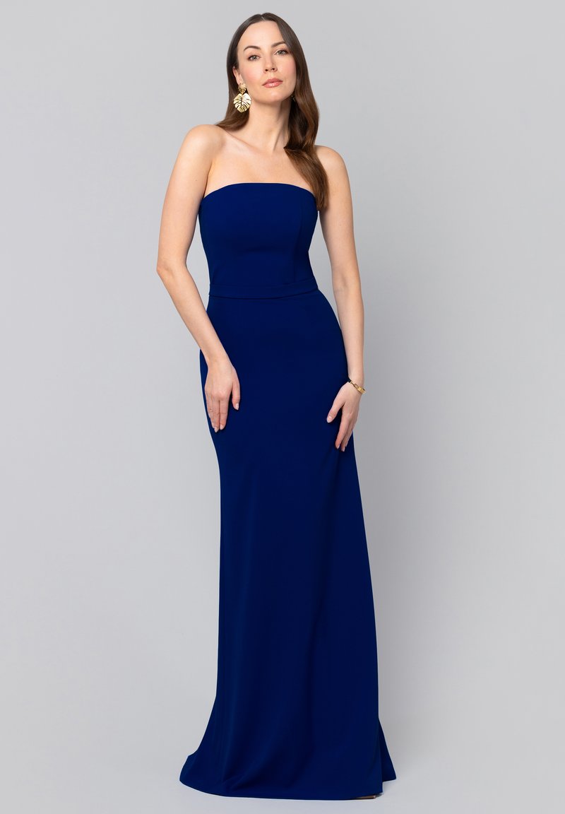 Navy blue strapless suknia wieczorowa, dopasowany krój, długość do podłogi, o gładkiej fakturze i minimalnych zdobieniach, oferująca elegancką sylwetkę.