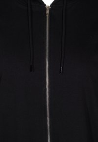 Sudadera negra con cremallera plateada, con cordones en la capucha, hecha de suave material de algodón, diseño minimalista sin patrones.
