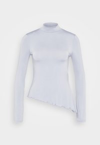 Lyseblå langermet polo-skjorte med en litt asymmetrisk kant og myk, glatt tekstur. Har en buet, volangkant.