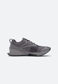 Basket de sport gris foncé en tissu mesh, fermeture à lacets à l'avant, semelle amortissante et semelle extérieure texturée vue de profil sur fond clair.