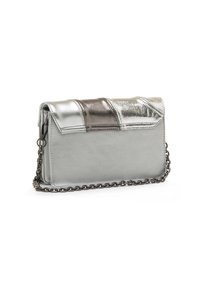 Clutch de cuero plateado y gris con un brillo metálico, con una correa de cadena y un patrón geométrico en la solapa. Textura suave en general.