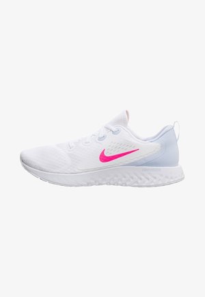 Baskets blanches avec un dessus texturé, swoosh Nike rose et accents bleu clair. Dotées d'une semelle rembourrée avec un motif ondulé.