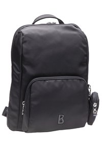 Zaino in nylon nero con un comparto principale con cerniera, una tasca frontale con cerniera e un taschino laterale. Presenta un logo testurizzato sulla parte anteriore.