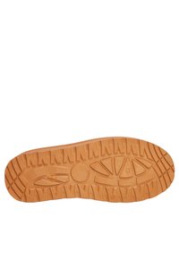 Suela de goma con un patrón de tracción robusto, que presenta una combinación de surcos y texturas circulares, de color beige claro.