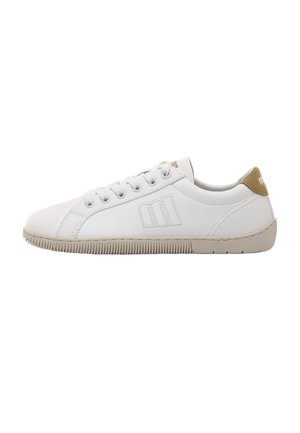 Sneaker bianca bassa con suola beige e linguetta sul tallone, chiusura con lacci sul davanti e logo ricamato sul lato.