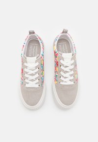 Light gray sneakers with floral-patterned textile accents, white rubber soles, and round laces. Features a pull tab at the heel.