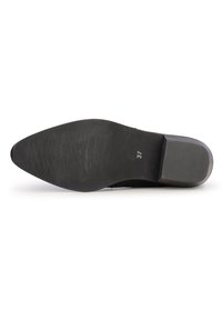 Suela de zapato negra con forma puntiaguda, superficie de goma texturizada, grabados sutiles y un pequeño tacón. Talla indicada como 37.