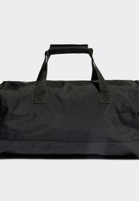 Bolsa de deporte negra hecha de tela duradera; cuenta con dos asas de agarre y un cierre de cremallera; diseño minimalista con una textura suave.